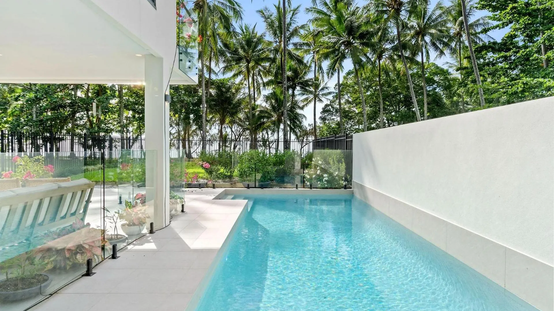 Belle Escapes Beach Manor Palm Cove Australien